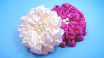 วิธีทำดอกไม้จากริบบิ้นการทำมือของคุณเอง (90+ รูปถ่าย): คลาสมาสเตอร์อย่างง่ายสำหรับการสร้างดอกตูมที่สวยงาม