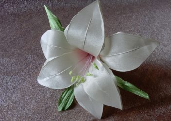Så här gör du en blomma från ett band Gör dina egna händer (90+ bilder): Enkla mästerklasser för att skapa en vacker knopp