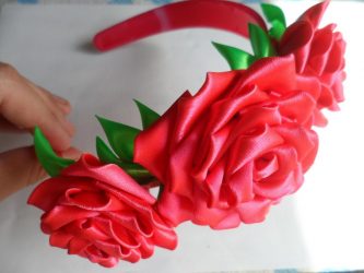 วิธีทำดอกไม้จากริบบิ้นการทำมือของคุณเอง (90+ รูปถ่าย): คลาสมาสเตอร์อย่างง่ายสำหรับการสร้างดอกตูมที่สวยงาม