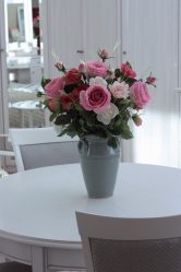 Bunga di pedalaman: 175+ (Foto) Kombinasi yang indah (di ruang tamu, bilik tidur, di dapur)
