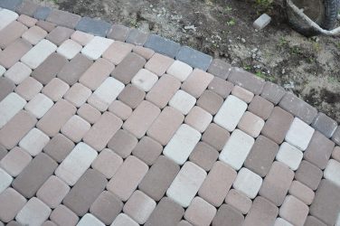 Passerelle nel paese delle mattonelle di pavimentazione - Progettare un bel cortile (più di 120 foto)