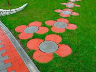 Passarelas no país de telhas de pavimentação - Design de um belo pátio (120+ fotos)