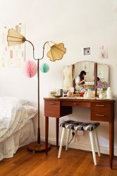 โต๊ะเครื่องแป้งพร้อมกระจกและแสง: ตัวเลือก 140+ (ภาพถ่าย) สำหรับห้องนอนของคุณ