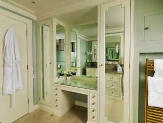 거울과 조명이있는 화장대 : 140+ (사진) 침실 옵션