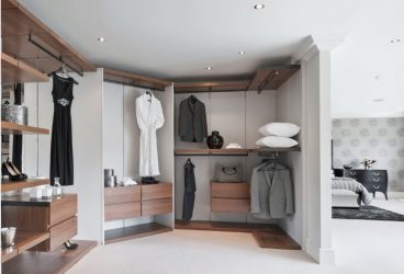 خزانة ملابس حديثة في غرفة النوم: من الصغيرة إلى الكبيرة. ماذا يمكن أن يكون محتواها؟