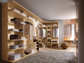خزانة ملابس حديثة في غرفة النوم: من الصغيرة إلى الكبيرة. ماذا يمكن أن يكون محتواها؟