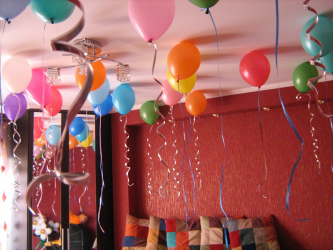 어린이의 생일을 위해 방을 장식하는 법? 140 밝은 아이디어의 사진