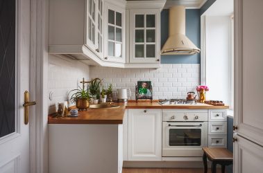 कैसे एक संकीर्ण और लंबी रसोई बनाने के लिए: एक छोटे इंटीरियर के लिए बारीकियों और चालें (175+ तस्वीरें)