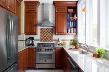 Πώς να κάνετε μια στενή και μακρά κουζίνα: αποχρώσεις και κόλπα για ένα μικρό εσωτερικό (175 + Φωτογραφίες)