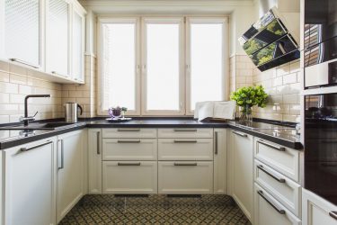 Cara membuat dapur sempit dan panjang: nuansa dan helah untuk pedalaman kecil (175+ Foto)