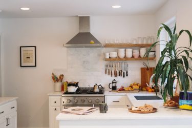 Hur man gör ett smalt och långt kök: nyanser och tricks för ett litet interiör (175+ bilder)