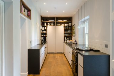 Hoe maak je een smalle en lange keuken: Nuances en trucs voor een klein interieur (175+ foto's)