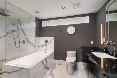 تصميم الحمام مع وبدون بالوعة: اختيار الأثاث (165+ صور). ما هو المفضل؟