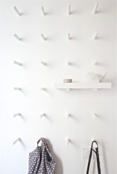 Wall Hanger تفعل ذلك بنفسك في الردهة: مع صندوق أحذية ، مع رف ، مع السنانير. نسيان نقص المساحة!