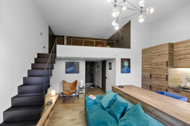 Entresol : 아파트의 현대 인테리어에 155+ 사진. 복도, 주방, 문 위 옵션 선택