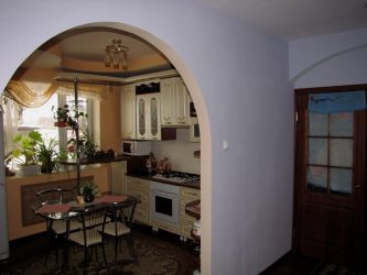 Αψίδα στην κουζίνα αντί της πόρτας: 115+ (Φωτογραφία) Σχεδιασμός μεταξύ των δωματίων