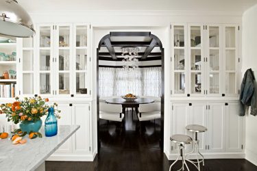 تقوس إلى المطبخ بدلاً من الباب: 115+ (صور) التصميم بين الغرف