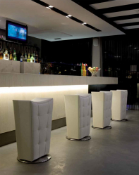 Nova tendência no interior: por que os bancos de bar são tão populares? (de madeira, metal, com costas). A solução perfeita para uma estadia agradável (mais de 145 fotos)