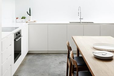 Comment une cuisine blanche avec un plan de travail blanc transforme-t-elle l'intérieur? 145+ styles de photo et variantes de solutions de design