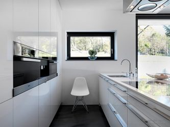 Comment une cuisine blanche avec un plan de travail blanc transforme-t-elle l'intérieur? 145+ styles de photo et variantes de solutions de design