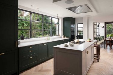 Decorazione d'interni di una grande cucina moderna: 200+ (foto) idee di design (tende, carta da parati, bancone bar)