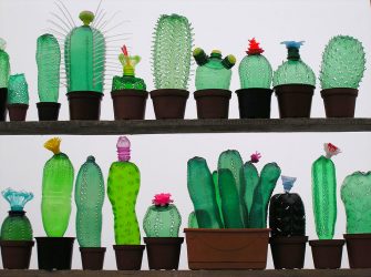 O que pode ser feito de garrafas plásticas com as próprias mãos: 12 instruções passo a passo