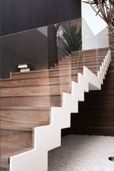 Escaliers en bois menant au deuxième étage dans une maison privée (75+ Photos): points importants auxquels vous devriez prêter attention lorsque vous choisissez