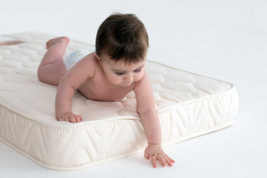 เตียงเด็กอ่อนจากปีสำหรับเด็กชายและเด็กหญิง: การออกแบบมัลติฟังก์ชั่ที่จะสะดวกสบายสำหรับเด็กทารก
