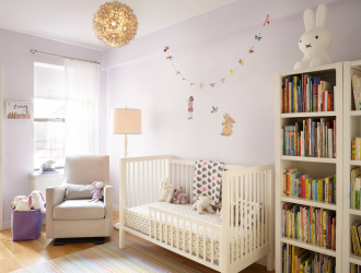 Katil bayi dari tahun untuk kanak-kanak lelaki dan perempuan: Reka bentuk pelbagai fungsi yang akan menjadi selesa untuk bayi