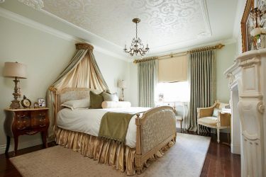 غرف نوم بتصميم عصري: 200+ صور من التصميمات الداخلية البسيطة والمريحة