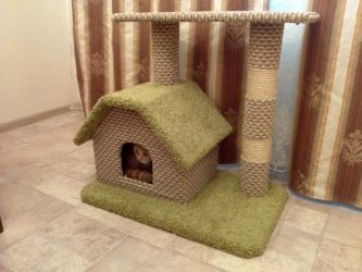 كيف تصنع منزلًا للقطط بيديك خطوة بخطوة؟ 150+ (الصورة) من الخشب والكرتون والصناديق ، مع مكشطة