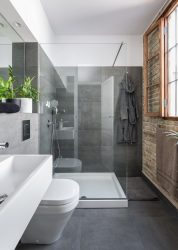 ¿Qué necesitas saber sobre la ducha con una bandeja profunda? Todas las ventajas y desventajas del diseño.