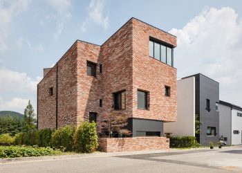 210+ Photos of beautiful brick houses (one-story / two-story). Facing the facades with their own hands