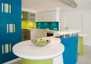การออกแบบห้องครัวสีฟ้า: รูปแบบการติดต่ออะไร ภาพถ่ายของชุดค่าผสมภายในที่น่าทึ่งกว่า 170+ รูป