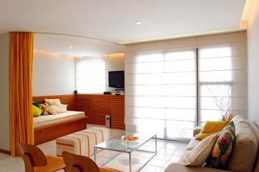 การแบ่งเขตห้องนั่งเล่นและห้องนอนในห้องเดียวกัน (235 ภาพการออกแบบ): ใช้พื้นที่ที่มีประโยชน์และความสะดวกสบาย