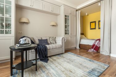 Zonasi ruang tamu dan bilik tidur di bilik yang sama (235+ Gambar Reka Bentuk): gunakan ruang dengan manfaat dan kemudahan