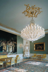 Crie uma bela iluminação (150 + Foto): lustres de cristal no interior da sala e quarto (teto, pendurado, clássico)