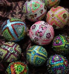 ¿Cómo hacer hermosas bolas para el nuevo 2019 con sus propias manos? Artesanías interesantes y voluminosas (115 + fotos). 9 clases maestras paso a paso