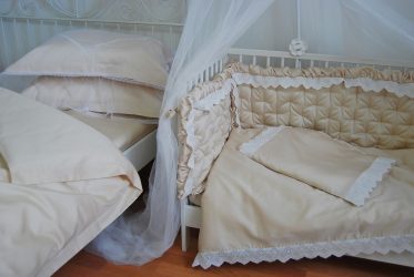 Качеството на спалното бельо в яслите за новородени - ключът към съня на здраво бебе