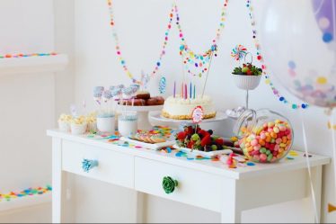 Bagaimana untuk menghiasi bilik untuk ulang tahun anak dengan tangannya sendiri? (180 + Idea Foto) Kami membuat bergantung kepada keperluan umur