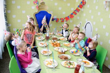 Hur man dekorerar rummet för barnets födelsedag med egna händer? (180+ fotoidéer) Vi gör ut beroende på åldersbehov