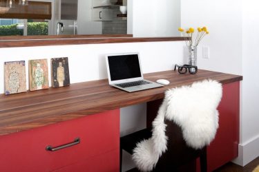 Come scegliere una scrivania con cassetti e una mensola: (più di 190 foto) Organizzare praticamente lo spazio