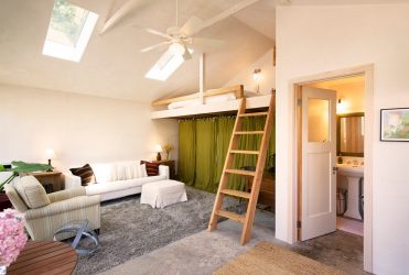 Katil loteng dengan ruang kerja (165+ Foto): Idea asal untuk bilik kecil