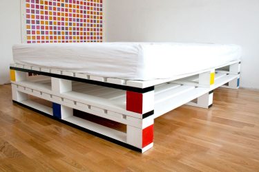 Pat de pat în apartament: 205+ (Fotografie) Idei și recomandări pentru interior (cu sertare, cu un pat extensibil, într-o nișă)