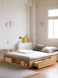 แท่นแท่นเตียงในอพาร์ทเมนท์: 205+ (ภาพถ่าย) ความคิดและคำแนะนำสำหรับการตกแต่งภายใน (พร้อมลิ้นชักพร้อมเตียงดึงออกได้ในช่อง)