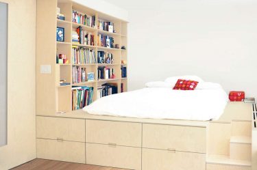 Podium katil di apartmen: 205+ (Foto) Idea dan cadangan untuk kawasan pedalaman (dengan laci, dengan katil tarik keluar, khusus)