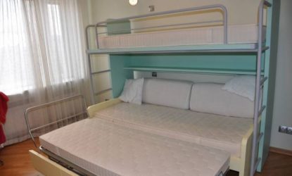 เตียงสองชั้นพร้อมโซฟาที่ด้านล่าง - มีสไตล์และใช้งานได้จริง (90+ รูป)