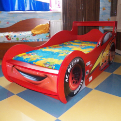 Så lägger man russin till barnkammaren: en säng i form av bil för pojkar och tjejer (85 + bilder). Funktioner för användning i inredningen