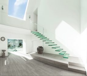 290+ صور من الخيارات الجميلة للسلالم إلى الطابق الثاني في منزل خاص (خشبي ، معدني ، خرساني)