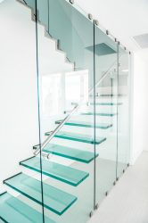 290+ Foto's met prachtige opties voor trappen naar de tweede verdieping in een privéhuis (hout, metaal, beton)